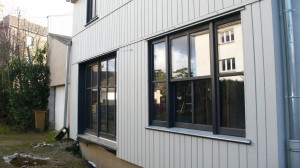 les bois de la porte s'aligne avec la fenêtre à guillotine