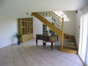 Ligne traditionnelle avec rampe métal et verre