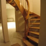 Escalier courbe en lamellé collé (chêne), barreaux inox