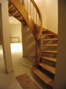 Escalier courbe en lamellé collé (chêne), barreaux inox