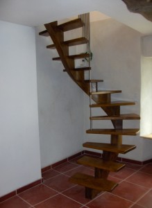 Dans un espace très réduit, limon central en S, l'arrivée surplombe légèrement le départ