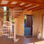 Poteau central et marches sur consoles