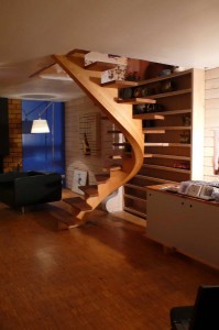 Limon lamellé-collé en pin, Marches chêne alignées à l'espace bibliothèque crée en complément.
