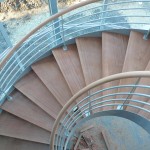 Mains courantes hélicoïdales en lamellé-collé pour un escalier métallique