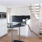 Limon central en lamellé-collé laqué. Marches chêne vernis naturel, type rampe sur rampe