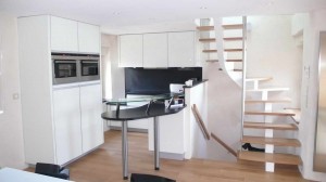 Limon central en lamellé-collé laqué. Marches chêne vernis naturel, type rampe sur rampe