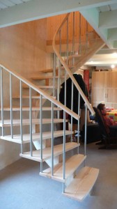 Limon central en frêne olivier, barreaux Inox