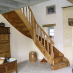 Escalier à noyau en Orme, rustique. Noyau de départ découpé