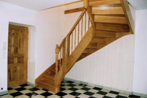 Escalier deux-quarts tournants à noyaux, balustres tournés en chêne.