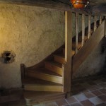 Escalier en chêne rustique, dans une longère des monts d'arrée