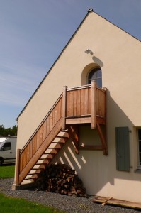 Escalier extérieur avec palier sur consoles. Ensemble en Mélèze de Pays