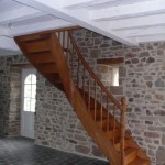 Escalier à courbes, rampe débillardée, poteaux et barreaux tournés selon modèle ancien