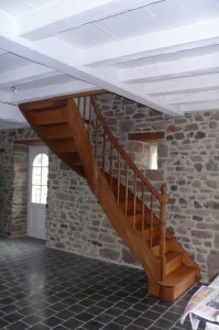 Escalier à courbes, rampe débillardée, poteaux et barreaux tournés selon modèle ancien