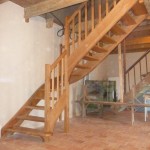Simple escalier quart tournant sans contremarches, finition vernis naturel.