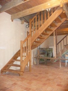 Simple escalier quart tournant sans contremarches, finition vernis naturel.