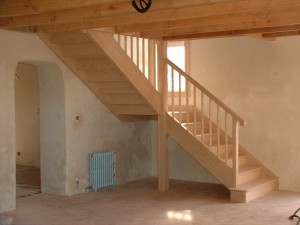 Escalier traditionnel à palier de retour, en châtaigner, aux lignes épurées