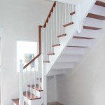 Escalier à l'anglaise, bois exotique rouge peint et vernis