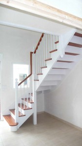 Escalier à l'anglaise, bois exotique rouge peint et vernis