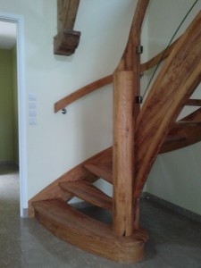 Après débit d'un feuillet de placage, nous l'avons collé sur une forme massive en chêne