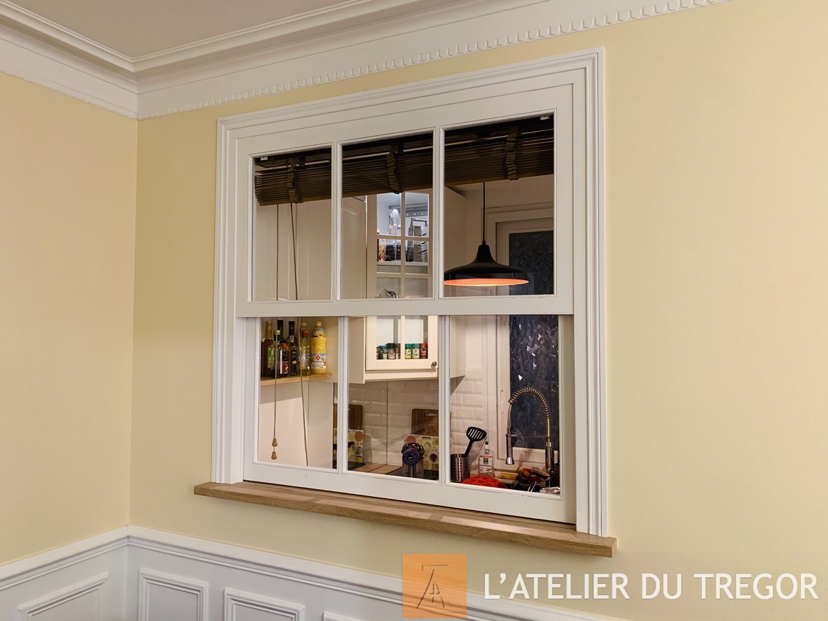 Détail de la verrière passe-plat à guillotine — finitions et tablette