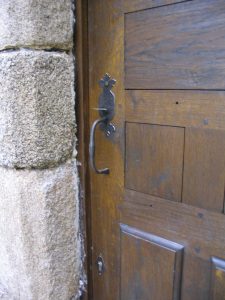 loquet poucier sur porte d'entrée à Sain Pol de Léon