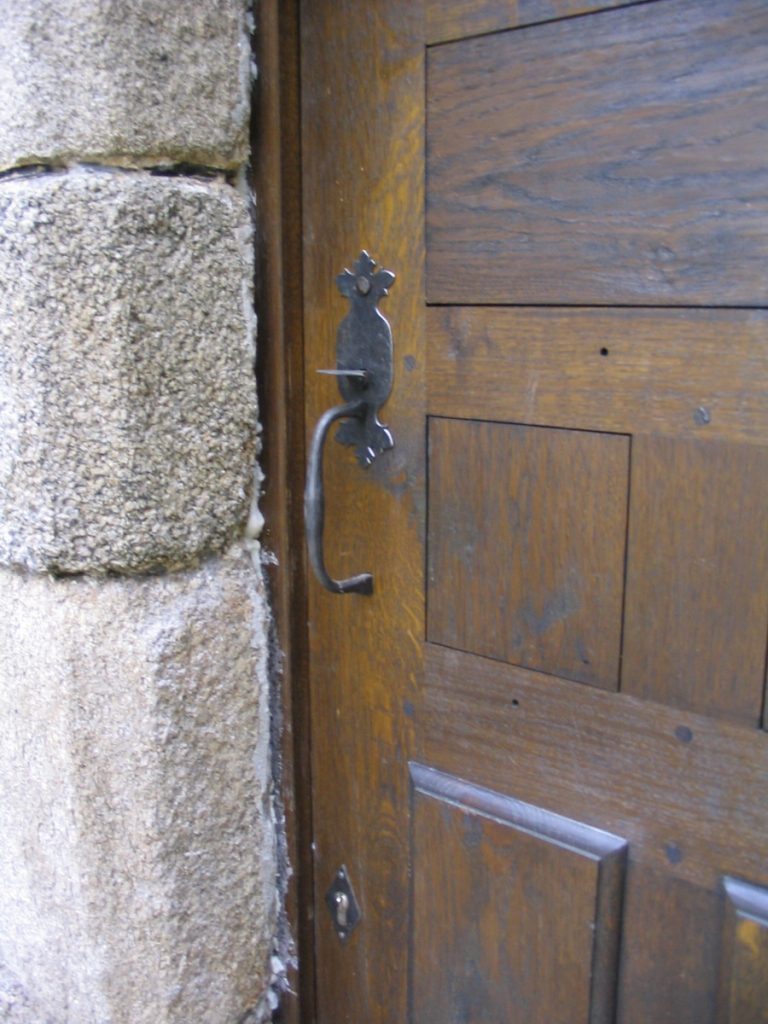loquet poucier sur porte d'entrée à Sain Pol de Léon