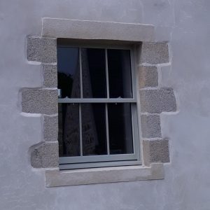 Fenêtre à guillotine avec petits bois verticaux